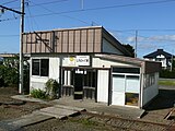 站台望向车站大楼与站内铁路道口。 （2009年9月20日）