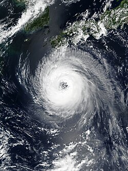 8月21日，眼墙置换后打开一个大型风眼的台风苏力。