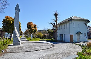 車站遺址（2019年4月） 路基（左後方）、紀念碑（左）、公廁（右）