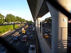 範懷克高速公路上的甘迺迪國際機場捷運架空橋