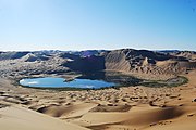 巴丹吉林沙漠中必魯圖峰沙峰與西側的音德日圖湖