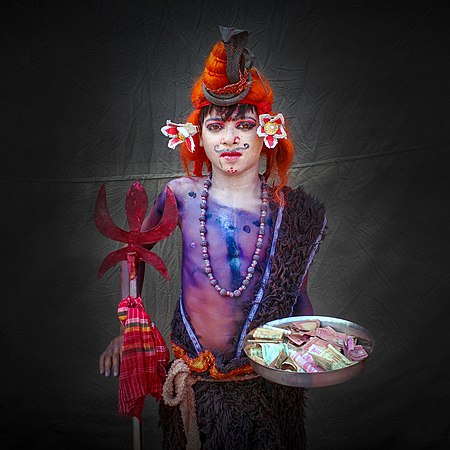 图为装扮成湿婆神的小孩，今天是印度教的湿婆节。