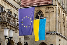 欧盟旗帜和乌克兰国旗并排