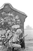1958年9月8日，美国海军陆战队第三师于清晨在高雄市南方二十五公里的枋寮滩头开始进行两栖作战演习，一名美军步兵持M1加兰德步枪警戒