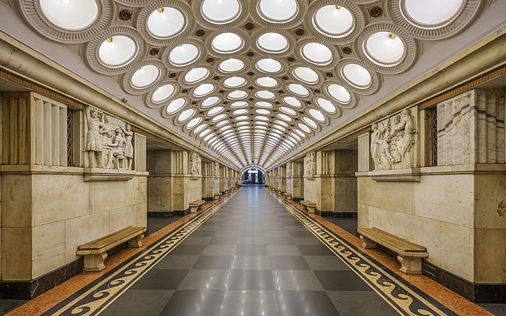 图为莫斯科地铁的发电厂站，开通于1944年5月15日，是阿尔巴特－波克罗夫卡线的其中一个车站。发电厂站的天花板以大量电灯作为装饰，而站内的浮雕则是以六位与电力和电气工程有关的科学家为主题。