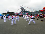 2014年敦睦远航训练支队基隆访问，海军陆战队莒拳队操演南向挥拳，远方是子仪军舰。