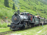 怀特山口与育空铁路69号蒸汽机车加水中，2011年于冰河站（Glacier Station）。