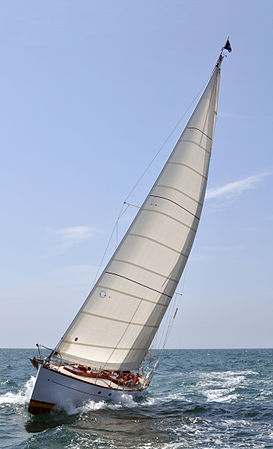 图为2013年阿曼森杯（Ahmanson Cup）中，一艘正出战帆船比赛的帆船，名为萨帕塔二号（Zapata II）。