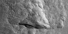 HiWish计划下高分辨率成像科学设备所显示的洼地近景，可看到图像底部附近面朝极地的笔直峭壁。