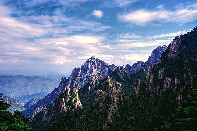 图为安徽黄山一景。