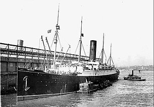 1912年4月19日，停靠在纽约港54号码头的喀尔巴阡号，拍摄这张照片时，所有三等舱乘客都还在船上，他们必须按照《美国移民法（英语：List of United States immigration laws）》前往埃利斯岛进行检查和询问[244]