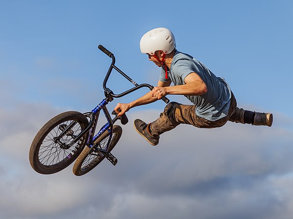 用BMX自行車進行的泥地跳躍。