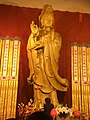 观音殿内香樟观音菩萨，高6.2米，以整根千年香樟古木雕成。