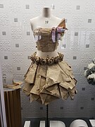 作品主题《UPCYCLE》是用报纸作物料的裙