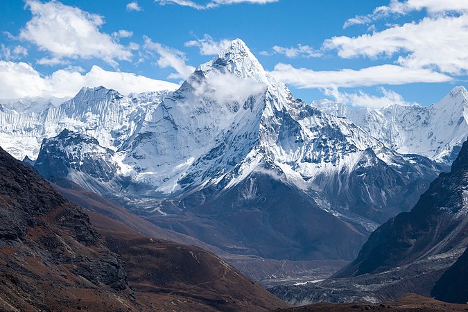位于尼泊尔喜马拉雅山脉东部的阿玛达布拉姆峰，高度6,812米。今天是国际山岳日。