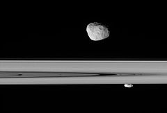 2006-04-29卡西尼号拍摄的土星环上的土卫十和土卫十六.