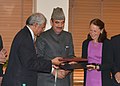 Desiraju exchanging an MOU with the Commissioner of the U.S. Food and Drug Administration, Margaret A. Hamburg, New Delhi, 2014