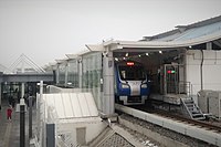 厂修改造后的H452号车组停靠于回龙观站（2019年12月）