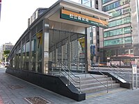 台北捷運橙線松江南京站7號出口旁為臺北市公共單車租賃系統 捷運松江南京站(7號出口)