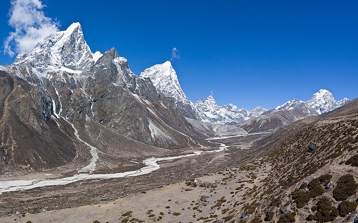 图为尼泊尔东部费里奇村上昆布河谷的全景。图左为塔波崎峰（6542米）和乔拉杰峰（6440米）。