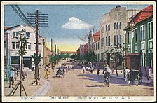 约1920年代的堂邑路、市场三路、中山路交汇处，右侧为邮局大楼和原田汽船商业楼，左侧为安部幸商店