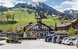 茨韦西门火车站（英语：Zweisimmen railway station），背景为林德山。