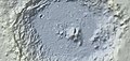 使用火星轨道器激光高度计数据绘制的地形图，显示了居里陨击坑中央峰和坑壁相对于火星基准面的高度。