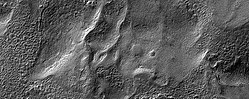 火星勘测轨道飞行器高分辨率成像科学设备拍摄的克鲁尔斯陨击坑内冰川流特征的特写照片。