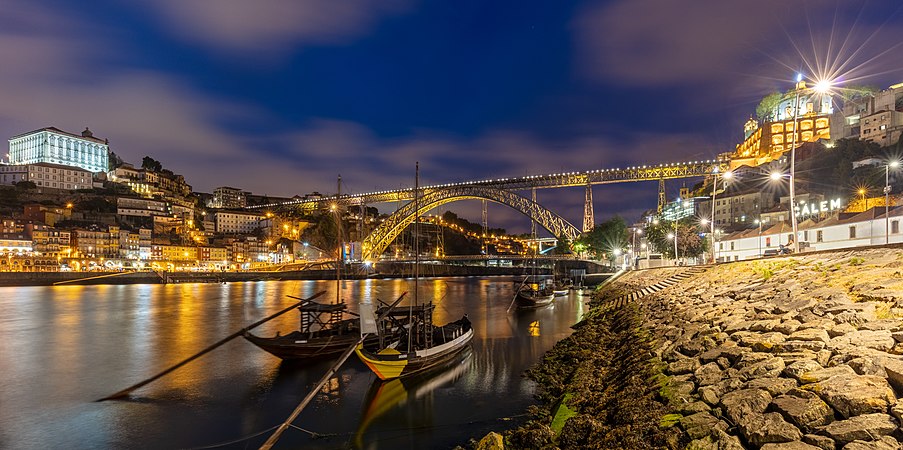 图为路易一世大桥和葡萄牙波尔图市的华灯初上景观。该大桥建于1881年至1886年，横跨杜罗河，连接波尔图和加亚新城，承载波尔图地铁和公路。