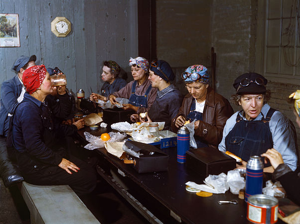 美国爱荷华州克林顿（英语：Clinton, Iowa）芝加哥和西北铁路扇形车库擦拭工（英语：Wiper (occupation)）在休息室享用午餐（1943年4月）。