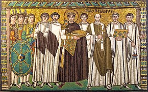 一位头戴皇冠的男子手持一只碗，周围围绕着教士、朝臣和卫兵