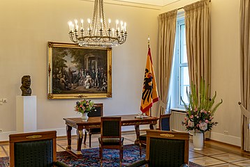 Ceremonial office with bust of Friedrich Ebert, first president of the Weimar Republic, and a painting of the Weimar courtyard of the muses by Theobald von Oer (1860)