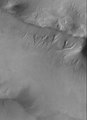 涅瑞达山脉其中一个断块山的冲沟，由火星侦察轨道器的背景摄影机（CTX）摄影。