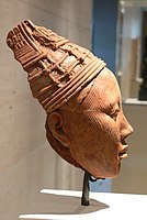 可能是國王的土質頭像；12-14世紀；26.7 × 14.5 × 18.7厘米；現藏於美國德州的金貝爾藝術博物館（英語：Kimbell Art Museum）