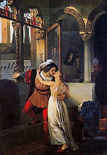 一对男女在亲吻，身着16世纪的衣服，在一个圆形拱门和大窗户的大房间里。