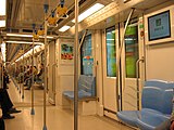 NJ01-01型列車車廂內部，採用黃色燈光照明。2023年後逐步整改為白色燈光。