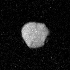 航海者2号拍摄的海卫八图像与法罗斯撞击坑