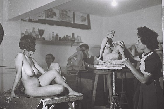Young artists studying sculpture in Tel Aviv, 1946