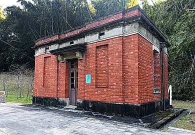 量水器室，为1922年（大正11年）启用，由红砖和钢筋混凝土混合，约24平方米的单层建筑。现为游客咨询中心（游客中心）。