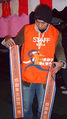 2006年大会特制的志工肩背带，盼驾驶人能理性对待城市马拉松赛及参加选手