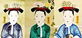 咸丰帝妃嫔画像——《玫贵妃春贵人行乐图》中，春贵人（瑃常在）、玫贵妃、鑫常在的二把头发型。