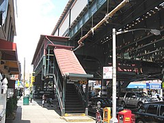 A typical entrance to an elevated station (30th Avenue)
