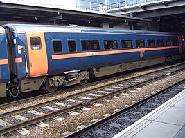 英国大东北铁路公司（英语：Great North Eastern Railway）所属的“英国铁路4型客车”开放式一等座车，2006年拍摄于利兹站。