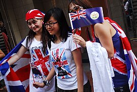 游行人士挥舞香港旗和英国国旗