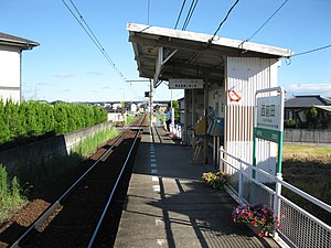 西前田站候车室与站台（2010年8月）