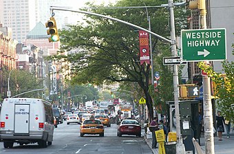 典型的纽约市信号灯杆，在弧形的悬臂杆上悬挂各方向的信号灯箱。
