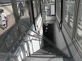 紧急避难用的阶梯，位于四条通东侧（平日早上为出口专用阶梯）