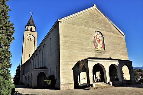 Wünnewil, Parish Church St. Margaretha (Augustin Genoud-Eggis, 1932): north façade with clocktower & main façade
