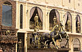 在"德瑞名杰"之骑马雕像