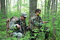 2010年，第19特种部队大队第2营的士兵在印第安纳州阿特伯里营训练时使用指南针检查路线。